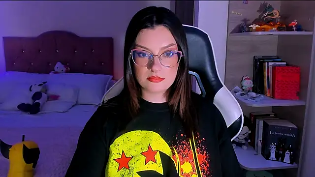 Snapshot of OphelianaRose33 chatting on February 21, 10:00 pm OphelianaRose33 online show from February 21, 10:00 pm