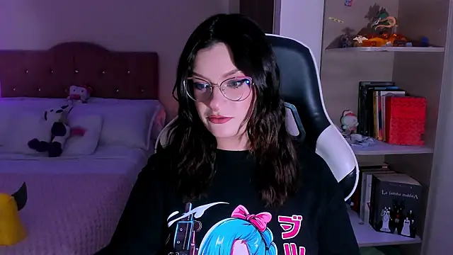 Snapshot of OphelianaRose33 chatting on February 23, 10:18 pm OphelianaRose33 online show from February 23, 10:18 pm