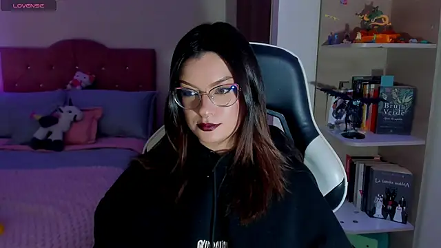 Snapshot of OphelianaRose33 chatting on March 26, 10:15 pm OphelianaRose33 online show from March 26, 10:15 pm