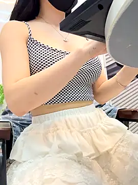 Snapshot of Linh_2004 chatting on September 20, 2:07 pm Linh 2004 online show from September 20, 2:07 pm