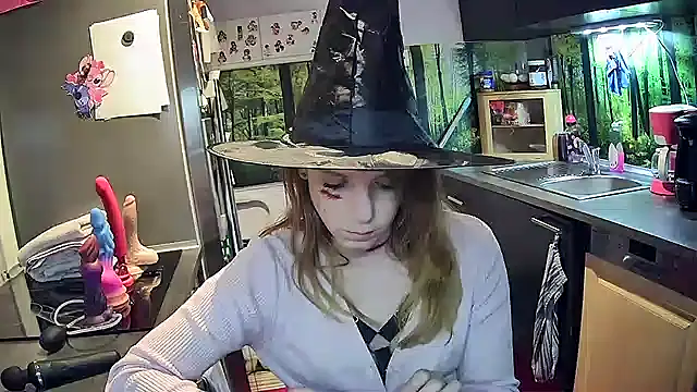 Snapshot of SexyMilf_37 chatting on October 31, 9:27 pm SexyMilf 37 online show from October 31, 9:27 pm