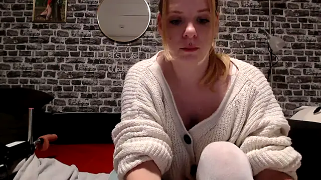 Snapshot of SexyMilf_37 chatting on April 1, 8:17 pm SexyMilf 37 online show from April 1, 8:17 pm