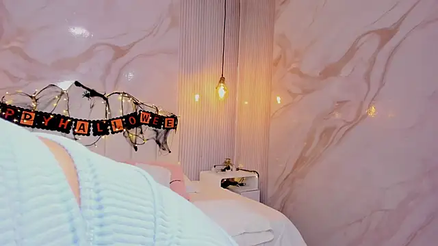 Snapshot of luna_hot_ass chatting on October 30, 8:42 pm luna hot ass online show from October 30, 8:42 pm