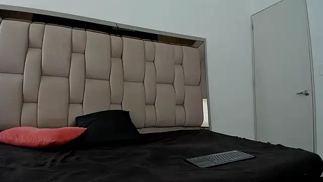 Snapshot of Enzo_issis chatting on September 26, 6:23 pm Enzo issis online show from September 26, 6:23 pm