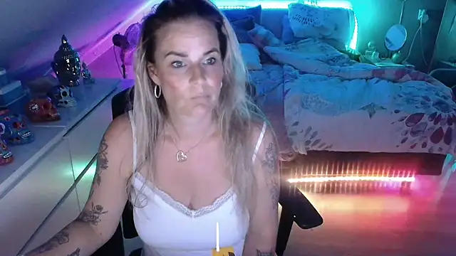 Mrs-Aurora online show from May 6, 12:08 am