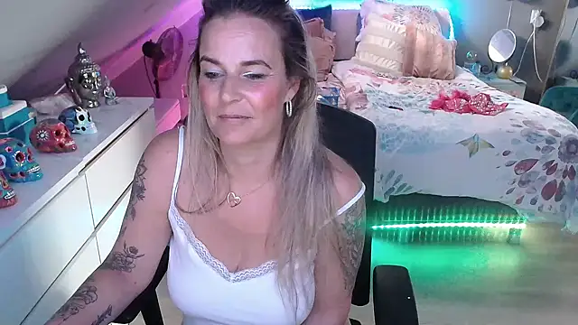 Mrs-Aurora online show from May 6, 12:10 pm