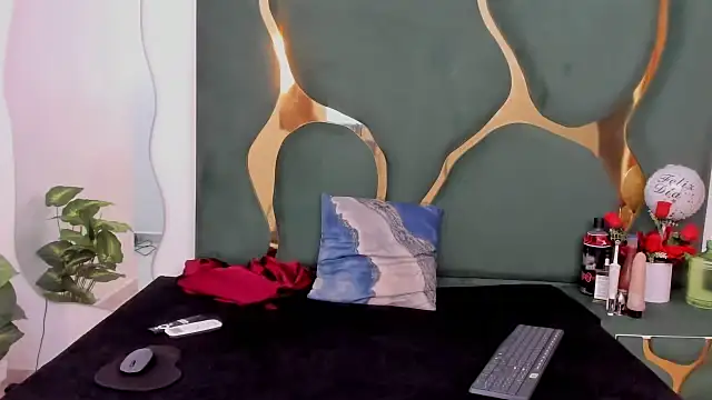 perlaasm online show from October 18, 1:01 pm