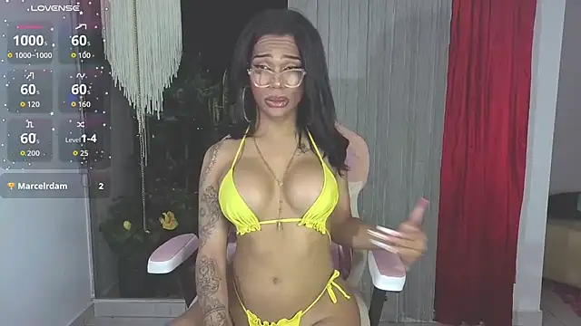 Snapshot of Queen_Morena chatting on July 30, 8:24 am Queen Morena online show from July 30, 8:24 am