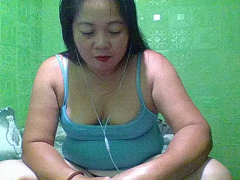 Snapshot of hottestmommm12345 chatting on October 15, 1:22 pm hottestmommm12345 online show from October 15, 1:22 pm