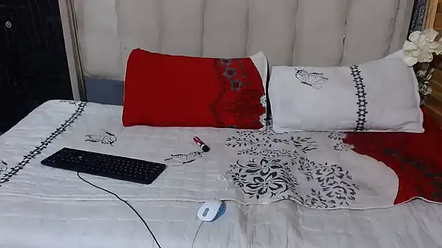 Snapshot of SexyChantyBabe25 chatting on January 14, 12:33 pm SexyChantyBabe25 online show from January 14, 12:33 pm