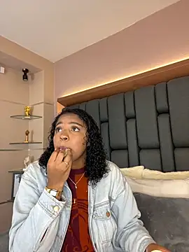 Snapshot of LisaMendez chatting on September 28, 4:18 am LisaMendez online show from September 28, 4:18 am