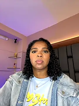 Snapshot of LisaMendez chatting on October 4, 12:30 am LisaMendez online show from October 4, 12:30 am