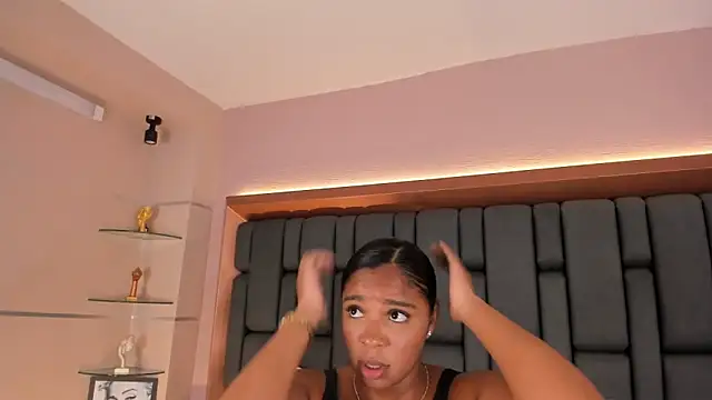 Snapshot of LisaMendez chatting on October 5, 4:00 am LisaMendez online show from October 5, 4:00 am