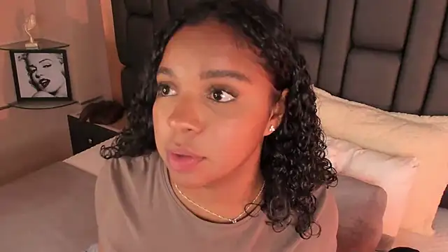 Snapshot of LisaMendez chatting on October 7, 1:03 am LisaMendez online show from October 7, 1:03 am