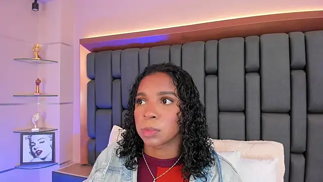 Snapshot of LisaMendez chatting on October 9, 4:10 am LisaMendez online show from October 9, 4:10 am