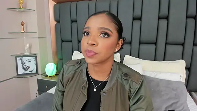 Snapshot of LisaMendez chatting on October 16, 3:51 am LisaMendez online show from October 16, 3:51 am