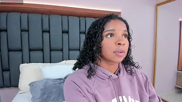 Snapshot of LisaMendez chatting on October 18, 2:03 am LisaMendez online show from October 18, 2:03 am