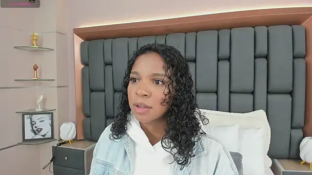 Snapshot of LisaMendez chatting on October 19, 4:13 am LisaMendez online show from October 19, 4:13 am