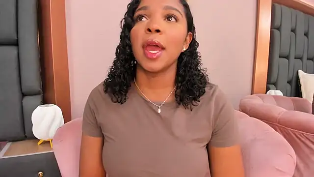 Snapshot of LisaMendez chatting on October 22, 4:02 am LisaMendez online show from October 22, 4:02 am