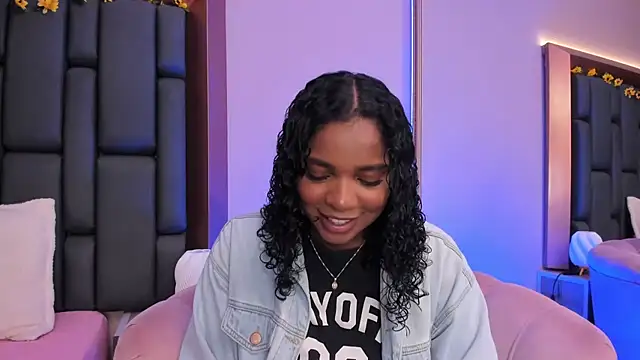 LisaMendez online show from December 2, 4:07 am