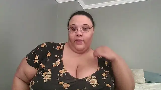 Snapshot of SexyBBW10790 chatting on April 5, 2:47 pm SexyBBW10790 online show from April 5, 2:47 pm