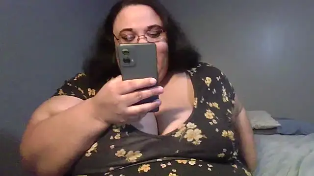 Snapshot of SexyBBW10790 chatting on April 23, 2:13 am SexyBBW10790 online show from April 23, 2:13 am