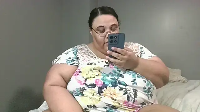 Snapshot of SexyBBW10790 chatting on April 27, 2:20 am SexyBBW10790 online show from April 27, 2:20 am
