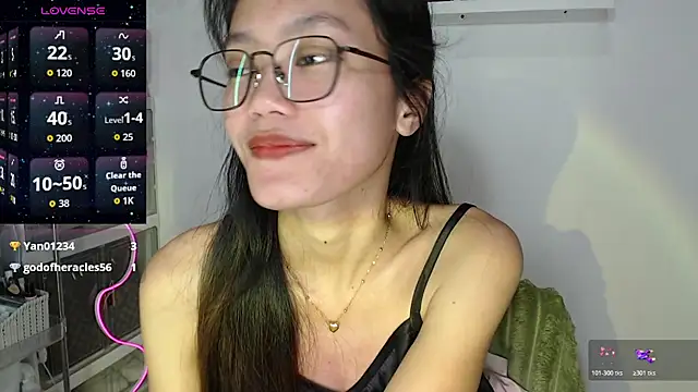 Snapshot of skinny_gracie chatting on March 17, 9:40 pm skinny gracie online show from March 17, 9:40 pm