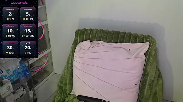 Snapshot of skinny_gracie chatting on March 20, 10:36 pm skinny gracie online show from March 20, 10:36 pm