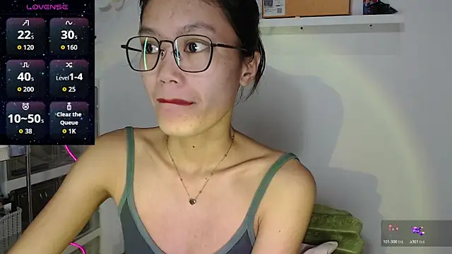 Snapshot of skinny_gracie chatting on March 23, 8:35 pm skinny gracie online show from March 23, 8:35 pm