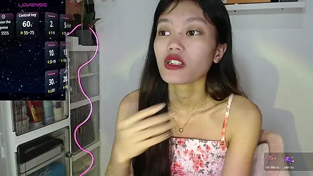 Snapshot of skinny_gracie chatting on April 11, 10:58 pm skinny gracie online show from April 11, 10:58 pm