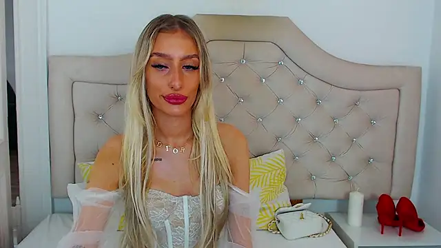 Snapshot of NatalieSensual chatting on November 6, 9:10 am NatalieSensual online show from November 6, 9:10 am