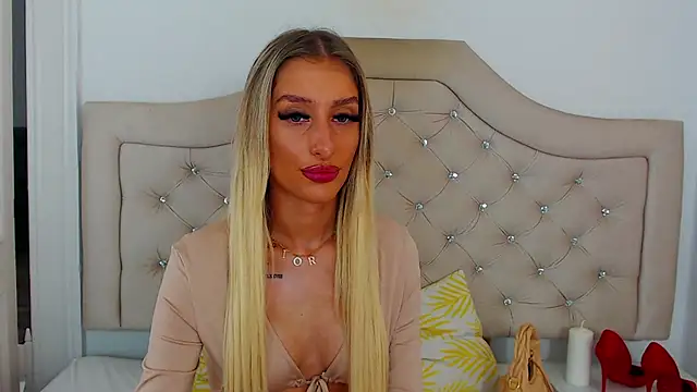 Snapshot of NatalieSensual chatting on November 19, 11:32 am NatalieSensual online show from November 19, 11:32 am