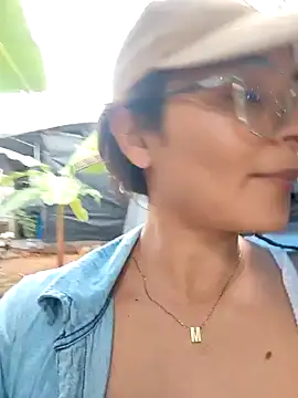 Snapshot of Lily-o chatting on October 5, 8:29 pm Lily-o online show from October 5, 8:29 pm