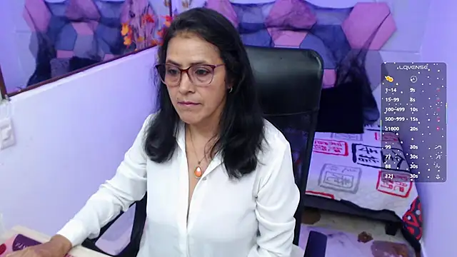 Snapshot of AmandaPeet chatting on October 29, 8:32 pm AmandaPeet online show from October 29, 8:32 pm