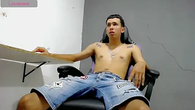 Snapshot of Damien_444 chatting on April 5, 8:28 pm Damien 444 online show from April 5, 8:28 pm