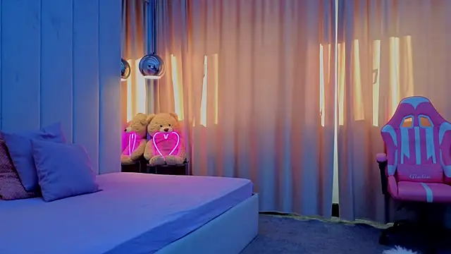 Snapshot of Reina_Cummings chatting on October 30, 7:10 am Reina Cummings online show from October 30, 7:10 am