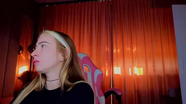 Snapshot of Reina_Cummings chatting on November 1, 6:59 am Reina Cummings online show from November 1, 6:59 am