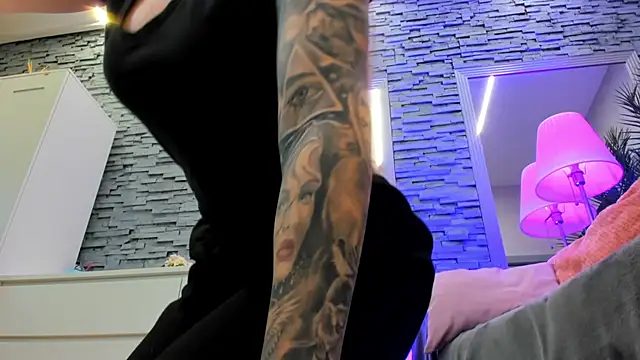 Reina Cummings online show from April 2, 6:22 am