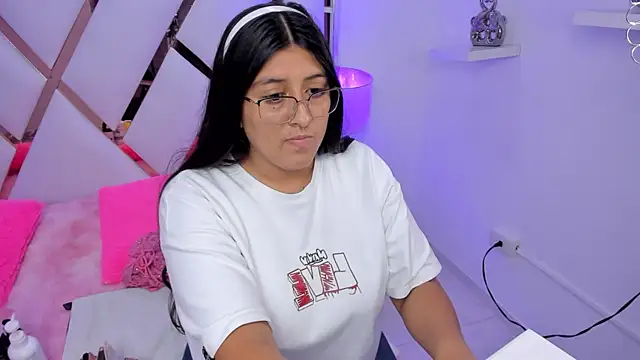 Snapshot of megann__up chatting on November 15, 3:37 am megann up online show from November 15, 3:37 am