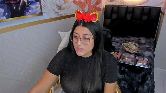 Snapshot of megann__up chatting on December 21, 8:27 pm megann up online show from December 21, 8:27 pm