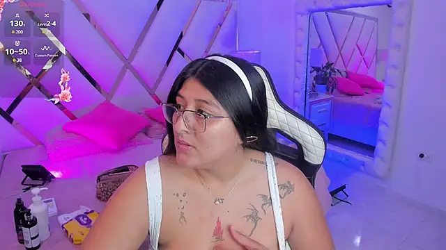 Snapshot of megann__up chatting on March 21, 3:22 am megann up online show from March 21, 3:22 am