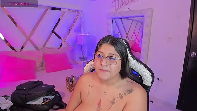 Snapshot of megann__up chatting on April 1, 7:22 pm megann up online show from April 1, 7:22 pm