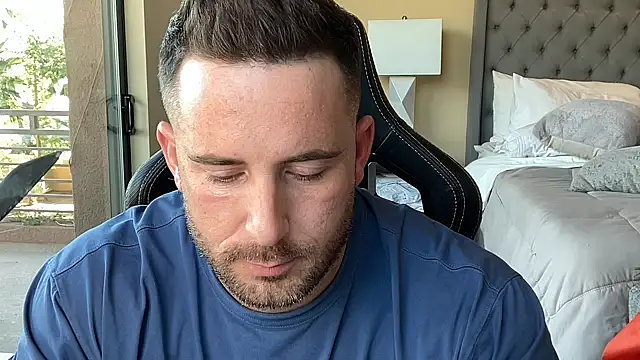 brettmycles28 online show from November 25, 9:48 pm