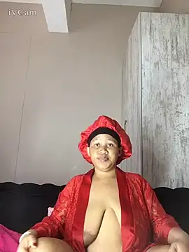 Snapshot of Yellowriider chatting on October 8, 9:40 am Yellowriider online show from October 8, 9:40 am