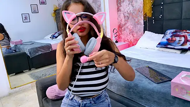 Angelique Angell online show from December 19, 7:54 pm