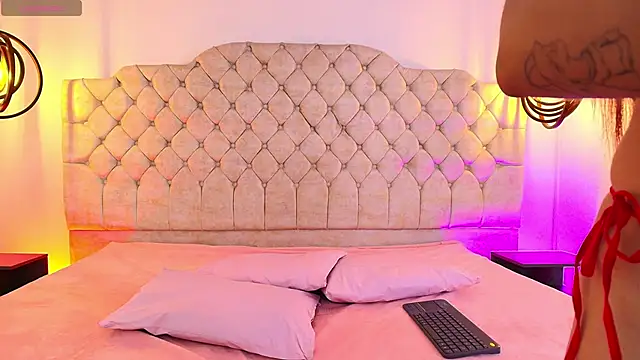 Snapshot of KhloeJohnson chatting on September 23, 6:33 pm KhloeJohnson online show from September 23, 6:33 pm