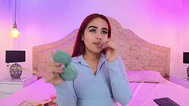 Snapshot of KhloeJohnson chatting on October 3, 8:17 pm KhloeJohnson online show from October 3, 8:17 pm