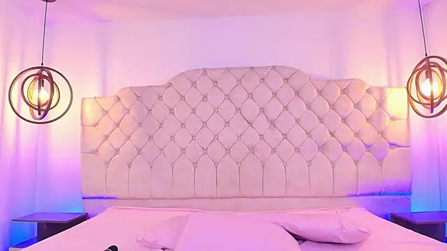 Snapshot of KhloeJohnson chatting on October 11, 8:29 pm KhloeJohnson online show from October 11, 8:29 pm