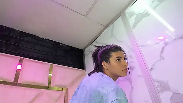 Snapshot of Allisonts69 chatting on March 15, 2:39 am Allisonts69 online show from March 15, 2:39 am